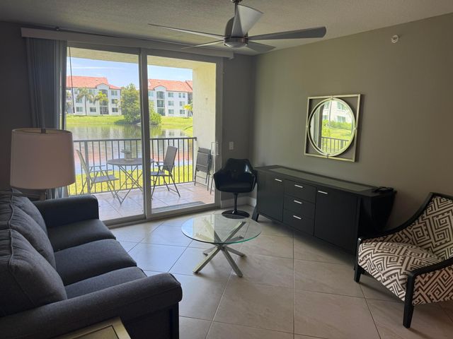 902 Villa Circle, Boynton Beach, FL 33435