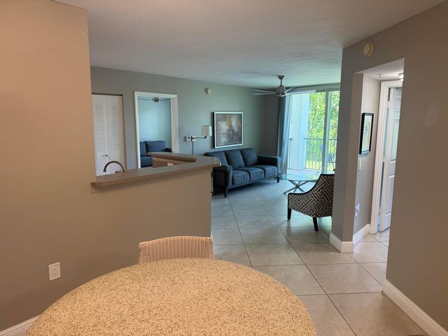 902 Villa Circle, Boynton Beach, FL 33435