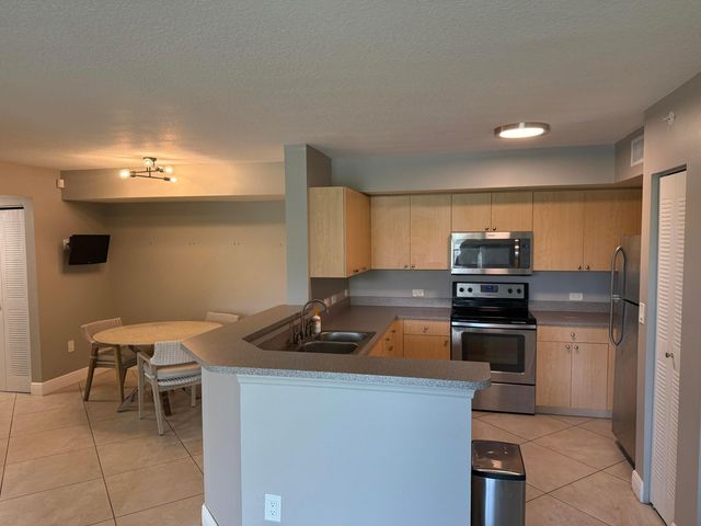 902 Villa Circle, Boynton Beach, FL 33435