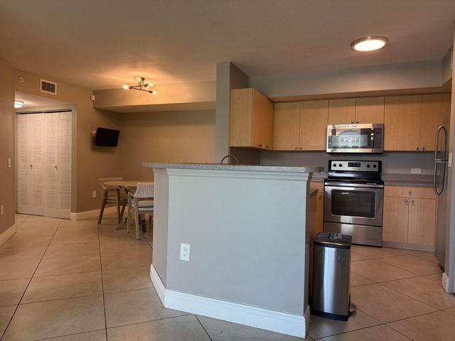 902 Villa Circle, Boynton Beach, FL 33435