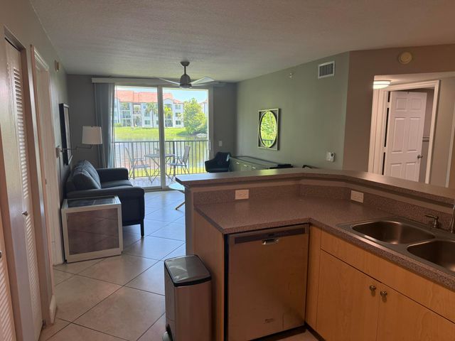 902 Villa Circle, Boynton Beach, FL 33435