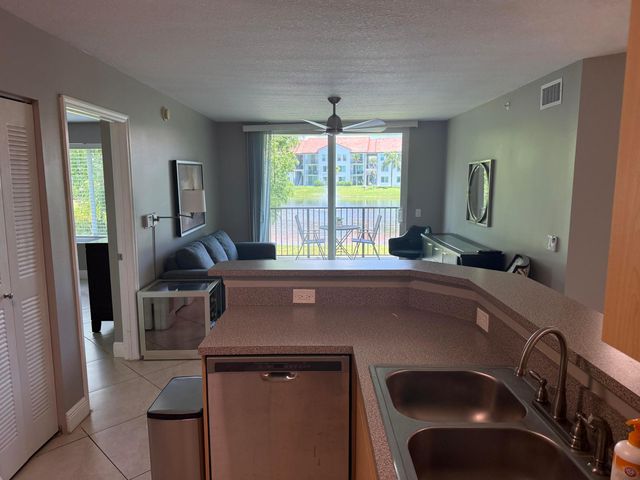 902 Villa Circle, Boynton Beach, FL 33435