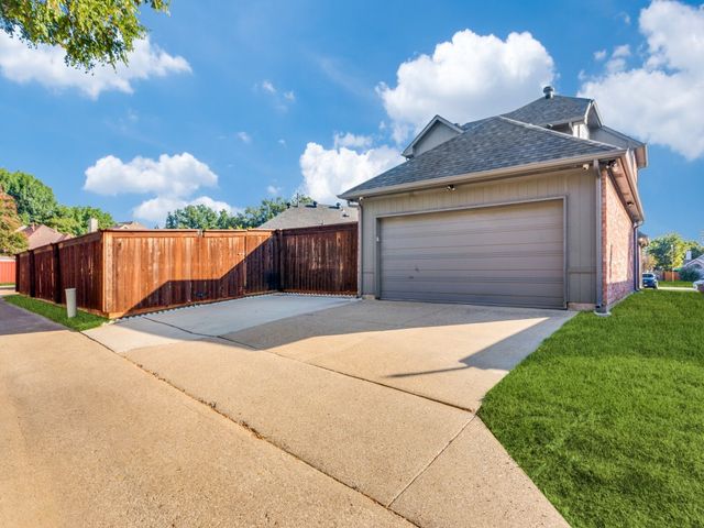800 Laredo Court, Grand Prairie, TX 75052