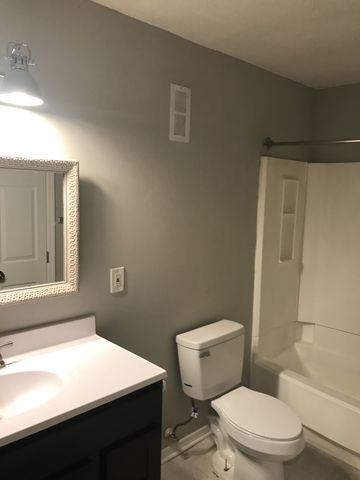 123 Five Oaks Dr, Nashville, TN 37217