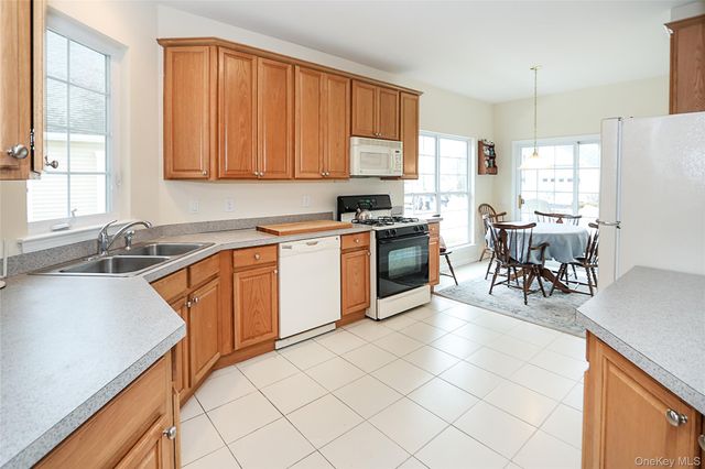 10 Louden Loop, Mount Sinai, NY 11766