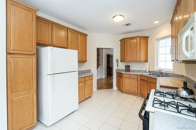 10 Louden Loop, Mount Sinai, NY 11766