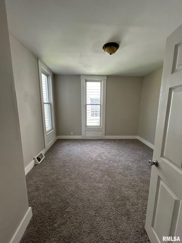 318 S STATE Street, Springfield, IL 62704