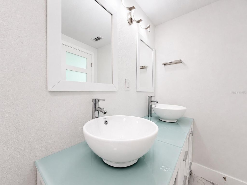 Image 14 of property listing at 15810 SEA OATS PLACE, Tampa, FL 33624