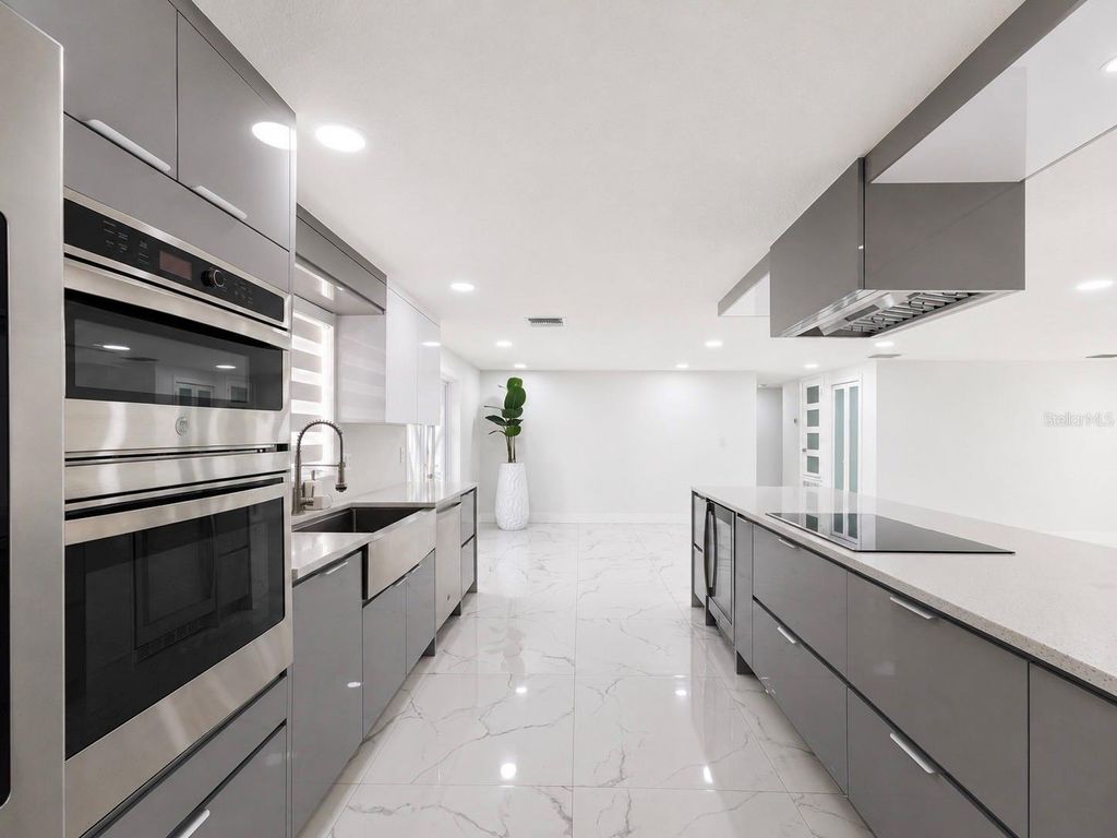 Image 7 of property listing at 15810 SEA OATS PLACE, Tampa, FL 33624