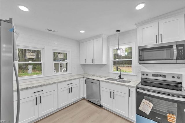 12050 Greenbrier LN, Smithfield, VA 23430