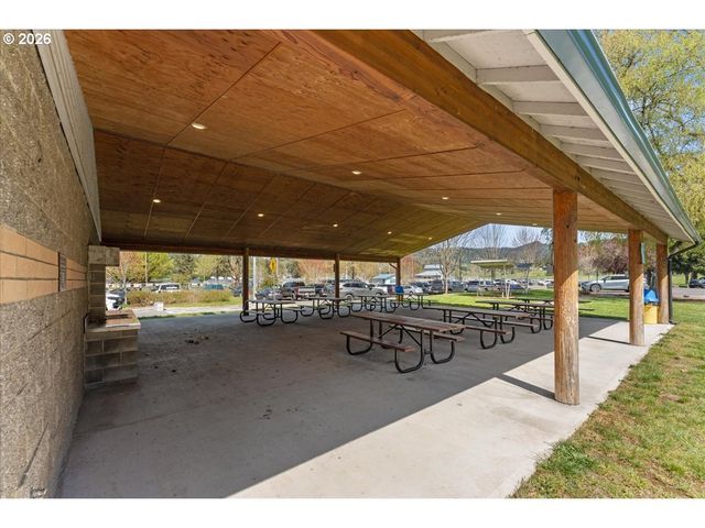 2102 BLOYD St, Kelso, WA 98626
