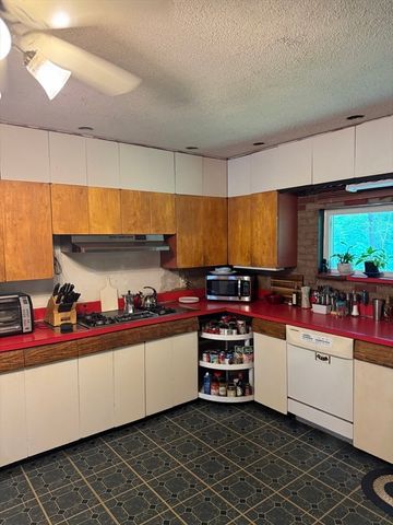 665 Townsend St, Fitchburg, MA 01420