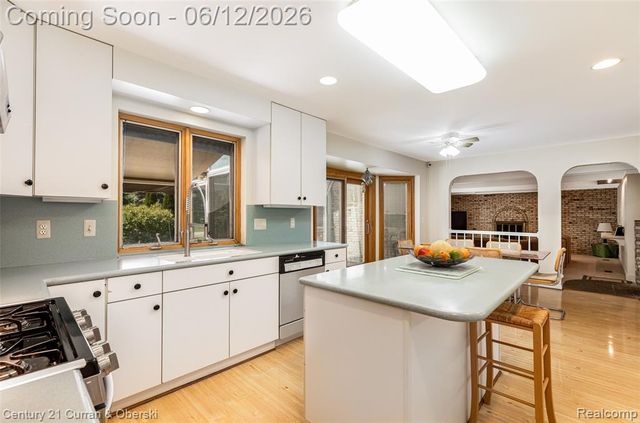 31259 Applewood Lane, Farmington, MI 48331