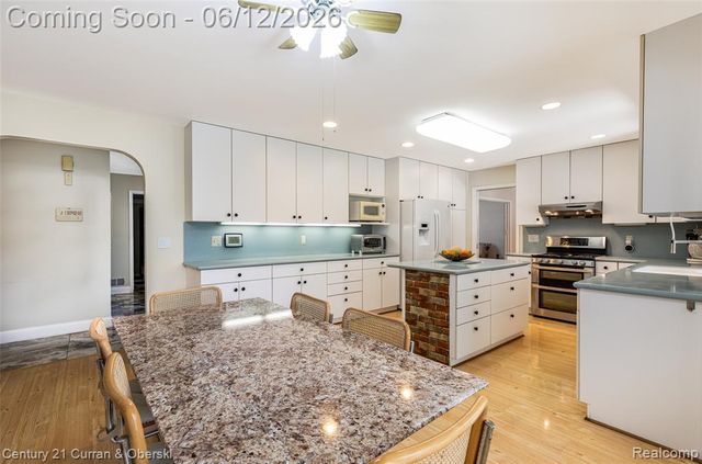 31259 Applewood Lane, Farmington, MI 48331