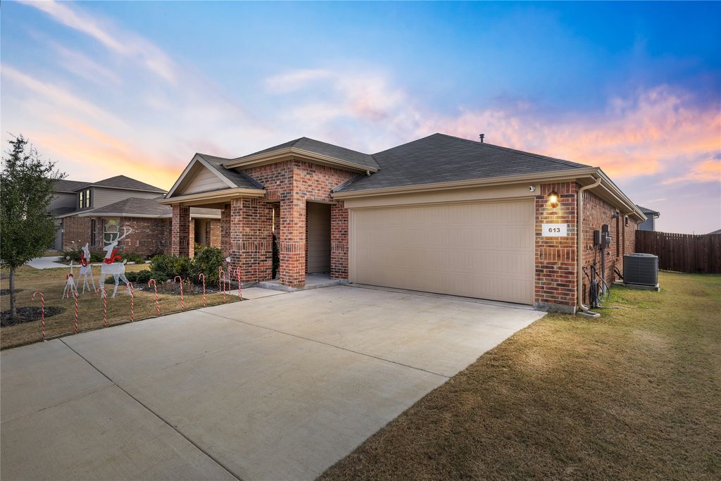 613 Whitecomb Lane, Justin, TX 76247