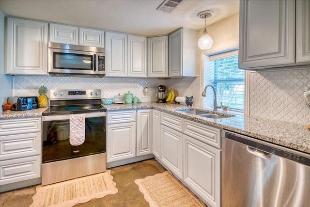 209 E Houston ST, Llano, TX 78643