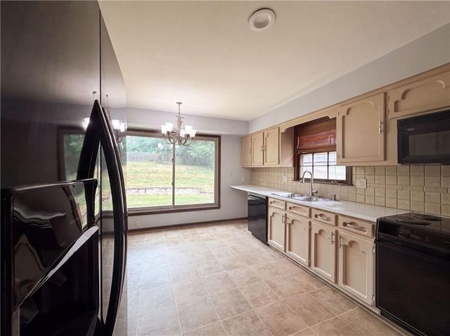 6916 N Overland Drive, Kansas City, MO 64151