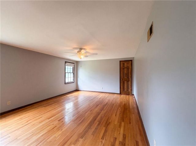 6916 N Overland Drive, Kansas City, MO 64151
