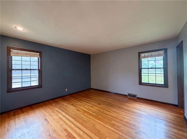 6916 N Overland Drive, Kansas City, MO 64151