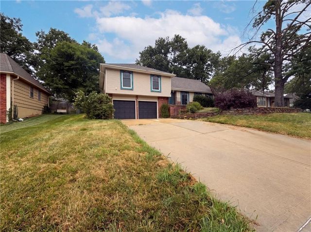 6916 N Overland Drive, Kansas City, MO 64151