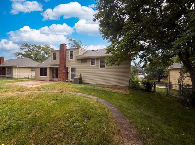 6916 N Overland Drive, Kansas City, MO 64151