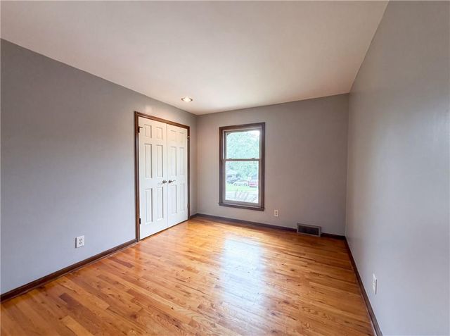 6916 N Overland Drive, Kansas City, MO 64151