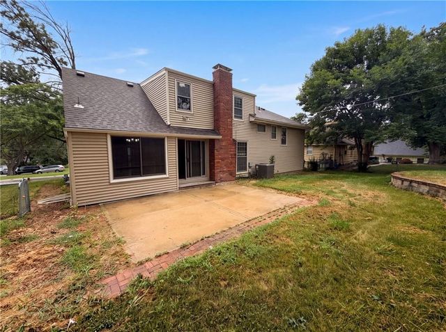 6916 N Overland Drive, Kansas City, MO 64151