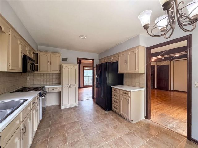 6916 N Overland Drive, Kansas City, MO 64151