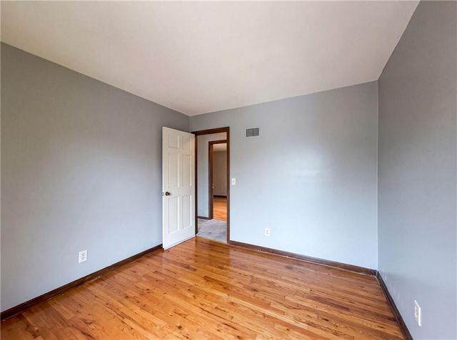 6916 N Overland Drive, Kansas City, MO 64151