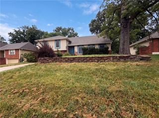 6916 N Overland Drive, Kansas City, MO 64151
