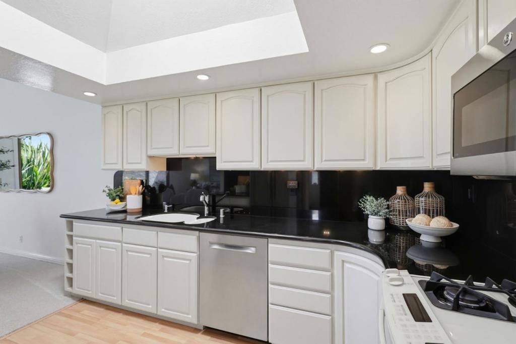 Image 14 of property listing at 17 Rinconada Circle, Belmont, CA 94002