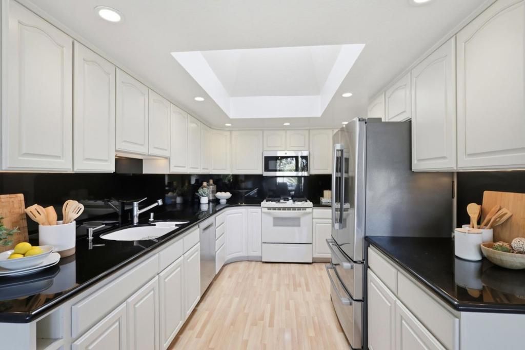 Image 15 of property listing at 17 Rinconada Circle, Belmont, CA 94002