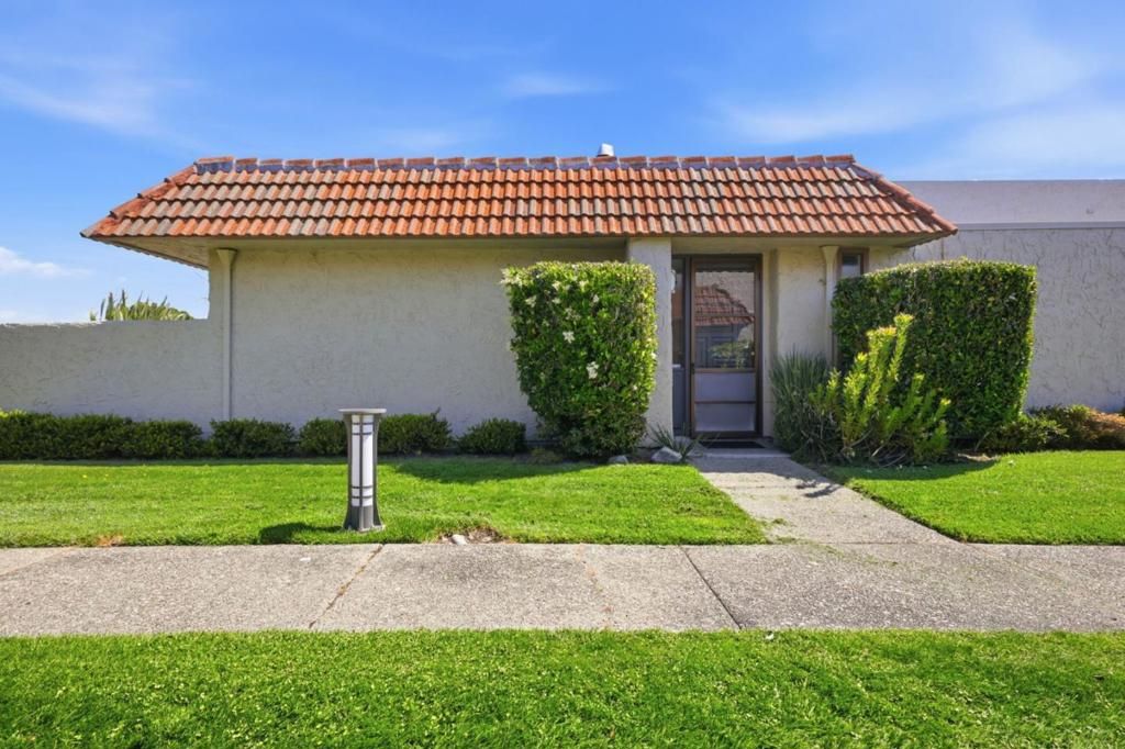 Image 5 of property listing at 17 Rinconada Circle, Belmont, CA 94002