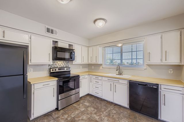 1885 Cliff View Drive, Lewisville, TX 75077