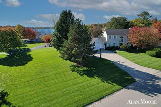 6574 Gran Via Drive NE, Rockford, MI 49341