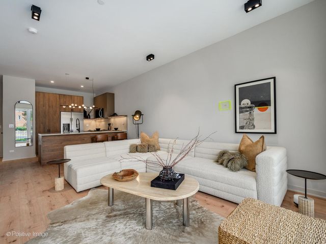 1257 N ASHLAND Avenue 405, Chicago, IL 60622