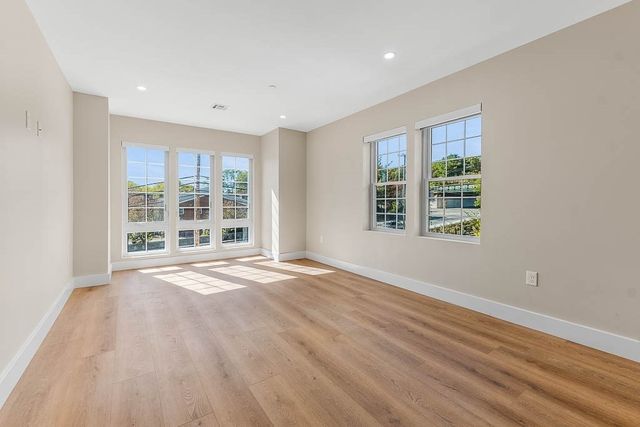 22 Everett St 102, Westwood, MA 02090