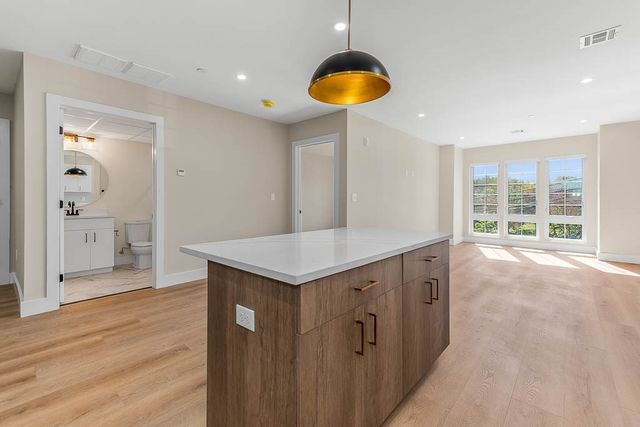 22 Everett St 102, Westwood, MA 02090