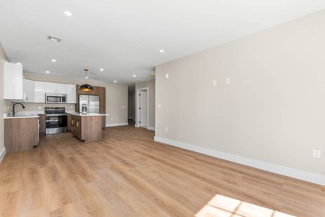 22 Everett St 102, Westwood, MA 02090