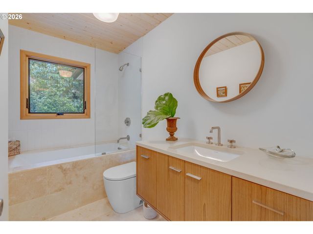 13710 Se MALOY Ln, Oak Grove, OR 97222