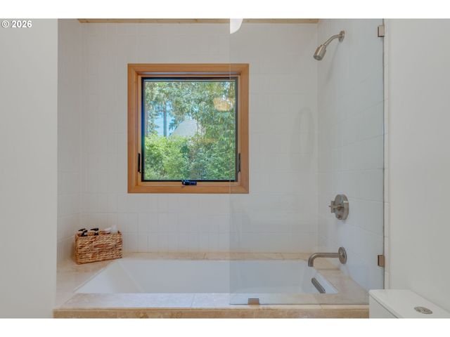 13710 Se MALOY Ln, Oak Grove, OR 97222
