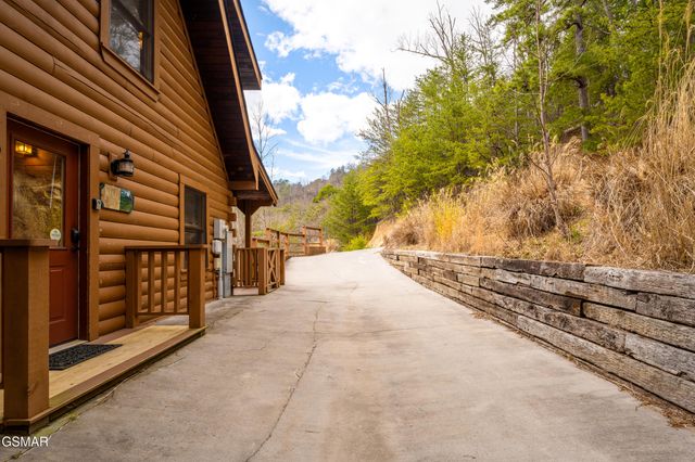 1910 E Mountain View Way, Sevierville, TN 37862