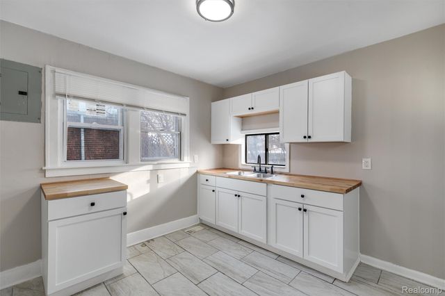 15358 Charles R Avenue, Eastpointe, MI 48021