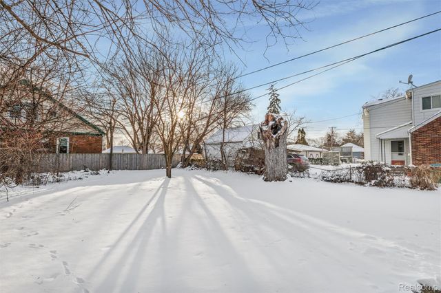 15358 Charles R Avenue, Eastpointe, MI 48021