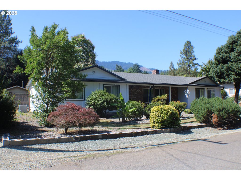 271 SUNSET Dr, Canyonville, OR 97417