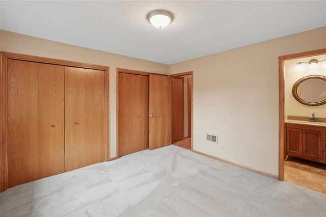 5 Oakridge Drive, Grinnell, IA 50112