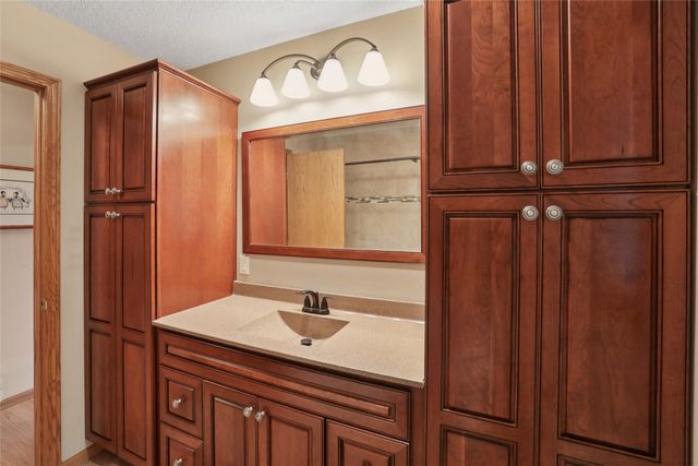 5 Oakridge Drive, Grinnell, IA 50112