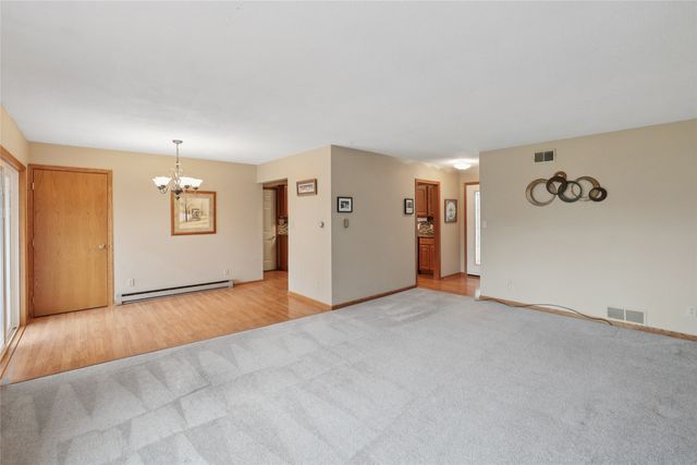 5 Oakridge Drive, Grinnell, IA 50112