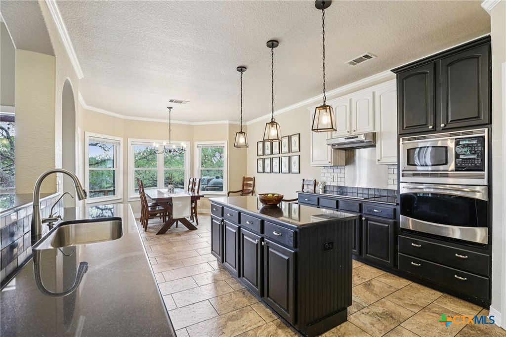 Image 11 of property listing at 223 Summer Glen Lane, New Braunfels, TX 78132