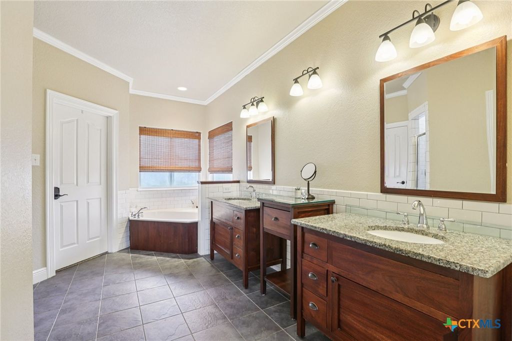 Image 16 of property listing at 223 Summer Glen Lane, New Braunfels, TX 78132